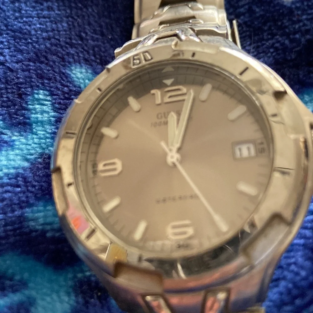 🤍🤍 Men’s guess watch